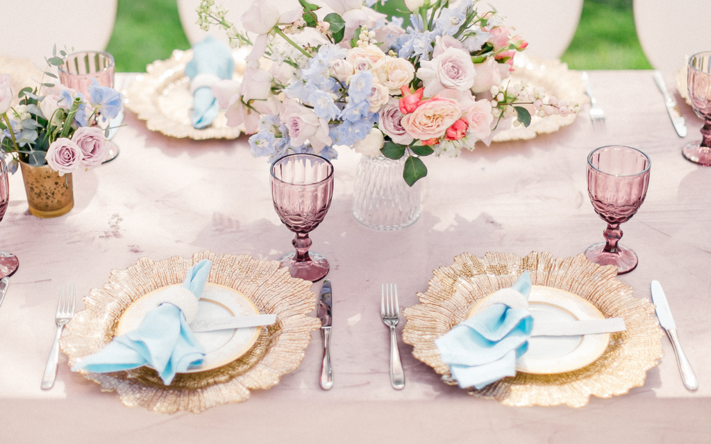Round Table Using Chargers Wedding table settings with chargers | Honestweddingadvice.com