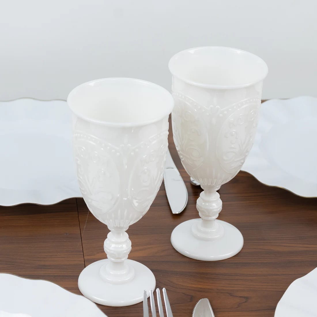 24 Transparent 10 oz Retro Embossed Plastic Wine Glasses