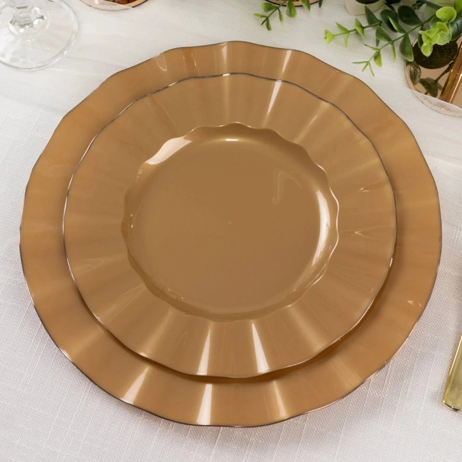10 Round Plastic Salad Dinner Plates with Gold Wavy Rim - Disposable Tableware