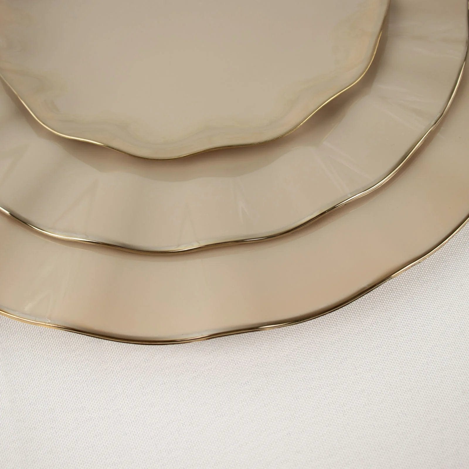 10 Round Plastic Salad Dinner Plates with Gold Wavy Rim - Disposable Tableware